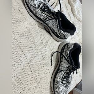 Women’s Brooks tennis shoes